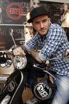 Amsterdam 17 februari 2011
Ben saunders krijgt zijn Vespa Buddha tot Buddha scooter.
Peter Smulders bv