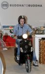 Amsterdam 17 februari 2011
Ben saunders krijgt zijn Vespa Buddha tot Buddha scooter.
Peter Smulders bv