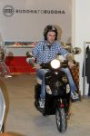 Amsterdam 17 februari 2011
Ben saunders krijgt zijn Vespa Buddha tot Buddha scooter.
Peter Smulders bv