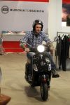 Amsterdam 17 februari 2011
Ben saunders krijgt zijn Vespa Buddha tot Buddha scooter.
Peter Smulders bv
