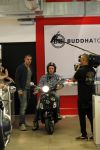 Amsterdam 17 februari 2011
Ben saunders krijgt zijn Vespa Buddha tot Buddha scooter.
Peter Smulders bv