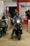 Amsterdam 17 februari 2011
Ben saunders krijgt zijn Vespa Buddha tot Buddha scooter.
Peter Smulders bv