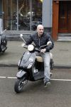 Amsterdam 25 februari 2011
Dean Saunders krijgt Vespa scooter met Buddha to Buddha spullen erop.
Peter Smulders bv