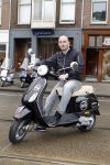 Amsterdam 25 februari 2011
Dean Saunders krijgt Vespa scooter met Buddha to Buddha spullen erop.
Peter Smulders bv