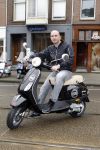 Amsterdam 25 februari 2011
Dean Saunders krijgt Vespa scooter met Buddha to Buddha spullen erop.
Peter Smulders bv