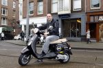 Amsterdam 25 februari 2011
Dean Saunders krijgt Vespa scooter met Buddha to Buddha spullen erop.
Peter Smulders bv
