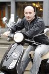 Amsterdam 25 februari 2011
Dean Saunders krijgt Vespa scooter met Buddha to Buddha spullen erop.
Peter Smulders bv
