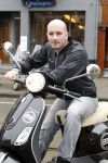 Amsterdam 25 februari 2011
Dean Saunders krijgt Vespa scooter met Buddha to Buddha spullen erop.
Peter Smulders bv