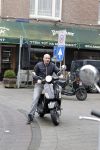 Amsterdam 25 februari 2011
Dean Saunders krijgt Vespa scooter met Buddha to Buddha spullen erop.
Peter Smulders bv