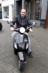 Amsterdam 25 februari 2011
Dean Saunders krijgt Vespa scooter met Buddha to Buddha spullen erop.
Peter Smulders bv