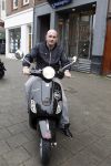 Amsterdam 25 februari 2011
Dean Saunders krijgt Vespa scooter met Buddha to Buddha spullen erop.
Peter Smulders bv