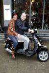 Amsterdam 25 februari 2011
Dean Saunders krijgt Vespa scooter met Buddha to Buddha spullen erop.
Peter Smulders bv