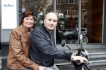 Amsterdam 25 februari 2011
Dean Saunders krijgt Vespa scooter met Buddha to Buddha spullen erop.
Peter Smulders bv