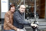 Amsterdam 25 februari 2011
Dean Saunders krijgt Vespa scooter met Buddha to Buddha spullen erop.
Peter Smulders bv