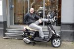Amsterdam 25 februari 2011
Dean Saunders krijgt Vespa scooter met Buddha to Buddha spullen erop.
Peter Smulders bv