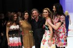 Amsterdam 7 maart 2011
Modeshow Jos v raak in de westergasfabriek met als modellen oa Georgina Verbaan Irene v d Laar Froukje de Both Quinty Trustfull Marvy Rieder en Kim Feenstra.
Peter Smulders bv