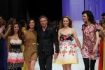Amsterdam 7 maart 2011
Modeshow Jos v raak in de westergasfabriek met als modellen oa Georgina Verbaan Irene v d Laar Froukje de Both Quinty Trustfull Marvy Rieder en Kim Feenstra.
Peter Smulders bv