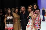 Amsterdam 7 maart 2011
Modeshow Jos v raak in de westergasfabriek met als modellen oa Georgina Verbaan Irene v d Laar Froukje de Both Quinty Trustfull Marvy Rieder en Kim Feenstra.
Peter Smulders bv