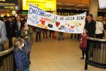 Schiphol 14 maart 2011
Amanda Krabbe komt na 4 maanden terug op schiphol en wordt daar ontavangen door martijn Bickel Jasmijn Achilles Michelle en haar ouders en beste vriendinnen.
Peter Smulders bv