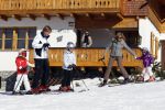 Lech 19 februari 2011
Fotosessie met de koninklijke familie in Lech. Aanwezig waren Koningin Beatrix Prins Willem Alexander Maxima Prinses Amalai Ariane en Alexia aslmede Prins Constantijn met zijn vrouw Prinses Laurentien en kinderen en Prins Friso met zijn vrouw Mabel Wisse Smit en hun kinderen.
Peter Smulders bv