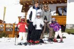 Lech 19 februari 2011
Fotosessie met de koninklijke familie in Lech. Aanwezig waren Koningin Beatrix Prins Willem Alexander Maxima Prinses Amalai Ariane en Alexia aslmede Prins Constantijn met zijn vrouw Prinses Laurentien en kinderen en Prins Friso met zijn vrouw Mabel Wisse Smit en hun kinderen.
Peter Smulders bv