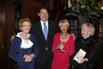 Zeist 10 maart 2011
Mieke Telkamp ontvangt uit handen van Anneke Gronloh een gouden DVD. Bart Peeters heeft alles georganiseerd.
Peter Smulders bv