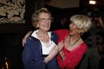 Zeist 10 maart 2011
Mieke Telkamp ontvangt uit handen van Anneke Gronloh een gouden DVD. Bart Peeters heeft alles georganiseerd.
Peter Smulders bv