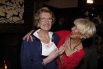 Zeist 10 maart 2011
Mieke Telkamp ontvangt uit handen van Anneke Gronloh een gouden DVD. Bart Peeters heeft alles georganiseerd.
Peter Smulders bv