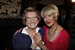 Zeist 10 maart 2011
Mieke Telkamp ontvangt uit handen van Anneke Gronloh een gouden DVD. Bart Peeters heeft alles georganiseerd.
Peter Smulders bv