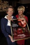 Zeist 10 maart 2011
Mieke Telkamp ontvangt uit handen van Anneke Gronloh een gouden DVD. Bart Peeters heeft alles georganiseerd.
Peter Smulders bv