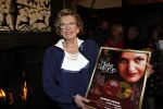 Zeist 10 maart 2011
Mieke Telkamp ontvangt uit handen van Anneke Gronloh een gouden DVD. Bart Peeters heeft alles georganiseerd.
Peter Smulders bv