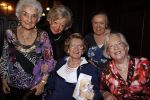 Zeist 10 maart 2011
Mieke Telkamp ontvangt uit handen van Anneke Gronloh een gouden DVD. Bart Peeters heeft alles georganiseerd.
Peter Smulders bv