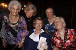Zeist 10 maart 2011
Mieke Telkamp ontvangt uit handen van Anneke Gronloh een gouden DVD. Bart Peeters heeft alles georganiseerd.
Peter Smulders bv