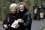 Zeist 10 maart 2011
Mieke Telkamp ontvangt uit handen van Anneke Gronloh een gouden DVD. Bart Peeters heeft alles georganiseerd.
Peter Smulders bv