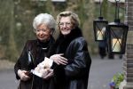 Zeist 10 maart 2011
Mieke Telkamp ontvangt uit handen van Anneke Gronloh een gouden DVD. Bart Peeters heeft alles georganiseerd.
Peter Smulders bv