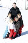 Lech 19 februari 2011
Fotosessie met de koninklijke familie in Lech. Aanwezig waren Koningin Beatrix Prins Willem Alexander Maxima Prinses Amalai Ariane en Alexia aslmede Prins Constantijn met zijn vrouw Prinses Laurentien en kinderen en Prins Friso met zijn vrouw Mabel Wisse Smit en hun kinderen.
Peter Smulders bv