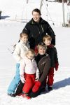 Lech 19 februari 2011
Fotosessie met de koninklijke familie in Lech. Aanwezig waren Koningin Beatrix Prins Willem Alexander Maxima Prinses Amalai Ariane en Alexia aslmede Prins Constantijn met zijn vrouw Prinses Laurentien en kinderen en Prins Friso met zijn vrouw Mabel Wisse Smit en hun kinderen.
Peter Smulders bv