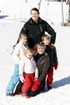 Lech 19 februari 2011
Fotosessie met de koninklijke familie in Lech. Aanwezig waren Koningin Beatrix Prins Willem Alexander Maxima Prinses Amalai Ariane en Alexia aslmede Prins Constantijn met zijn vrouw Prinses Laurentien en kinderen en Prins Friso met zijn vrouw Mabel Wisse Smit en hun kinderen.
Peter Smulders bv