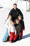 Lech 19 februari 2011
Fotosessie met de koninklijke familie in Lech. Aanwezig waren Koningin Beatrix Prins Willem Alexander Maxima Prinses Amalai Ariane en Alexia aslmede Prins Constantijn met zijn vrouw Prinses Laurentien en kinderen en Prins Friso met zijn vrouw Mabel Wisse Smit en hun kinderen.
Peter Smulders bv