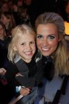 Hilversum 4 maart 2011
Sterren dansen op het ijs van SBDS 6 in studio 22 .Deelnemers zijn Monique Smit Jenny Smit Vivian Reys Babette v Veen Ralf Mackenbach Michael Boogerd en Sieneke Gerard Joling en Nance Coolen presenteren het. Vivian Reys met dochter Day
Peter Smulders bv