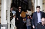 Amsterdam 15 maart 2012
Angelina Jolie and her kids leave the amstel hotel early in the morning.
Peter Smulders bv