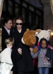 Amsterdam 15 maart 2012
Angelina Jolie and her kids leave the amstel hotel early in the morning.
Peter Smulders bv