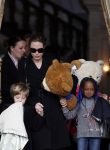 Amsterdam 15 maart 2012
Angelina Jolie and her kids leave the amstel hotel early in the morning.
Peter Smulders bv