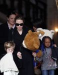 Amsterdam 15 maart 2012
Angelina Jolie and her kids leave the amstel hotel early in the morning.
Peter Smulders bv