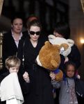 Amsterdam 15 maart 2012
Angelina Jolie and her kids leave the amstel hotel early in the morning.
Peter Smulders bv