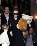 Amsterdam 15 maart 2012
Angelina Jolie and her kids leave the amstel hotel early in the morning.
Peter Smulders bv