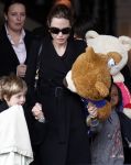 Amsterdam 15 maart 2012
Angelina Jolie and her kids leave the amstel hotel early in the morning.
Peter Smulders bv