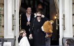 Amsterdam 15 maart 2012
Angelina Jolie and her kids leave the amstel hotel early in the morning.
Peter Smulders bv