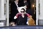 Amsterdam 15 maart 2012
Angelina Jolie and her kids leave the amstel hotel early in the morning.
Peter Smulders bv