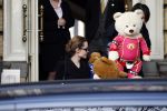 Amsterdam 15 maart 2012
Angelina Jolie and her kids leave the amstel hotel early in the morning.
Peter Smulders bv